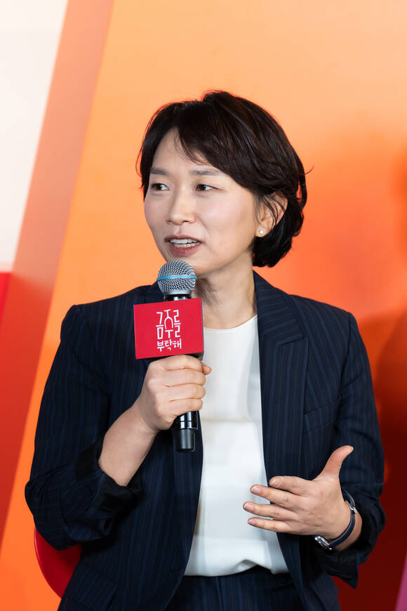 장유정 감독이 7일 오후 열린 금주를 부탁해 온라인 제작발표회에 참석해 술에 집착했을 때는 그 위험성이 상당해서 짚어줄 필요가 있지 않을까 생각했다고 밝혔다. /tvN