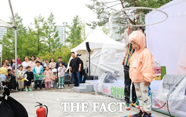 어린이 축제 비누방울 공연 모습 /과천시