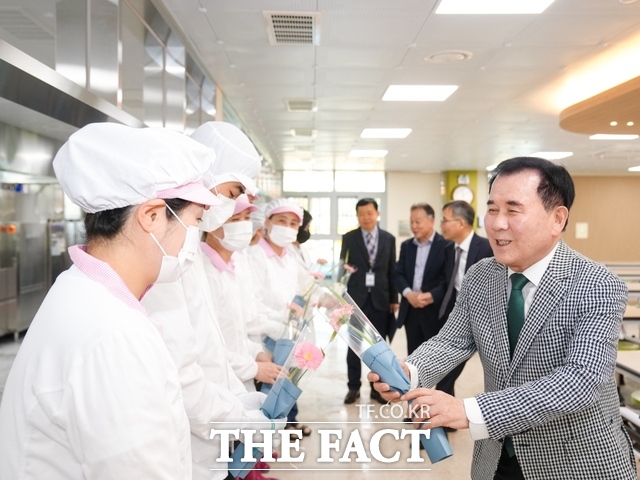 7일 김지철 충남도교육감이 아산갈산중학교를 찾아 급식 관계자들에게 작은 꽃다발을 증정하고 있다. /충남도교육청