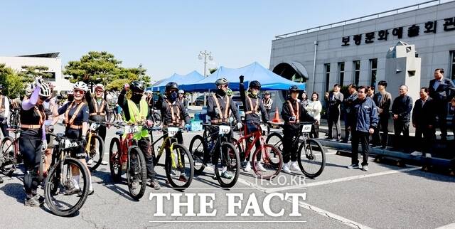 3일 보령시 대천해수욕장 머드광장 일원에서 개최된 자전거의 날 행사 참여자들이 행진에 앞서 김동일 보령시장과 구호를 제창하고 있다. /보령시