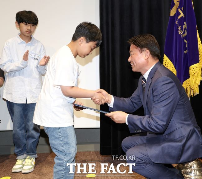 심폐소생술로 어머니를 살린 부원초 정태운 군에게 조용익 시장이 모범 어린이 표창장을 수여하고 있다. /부천시