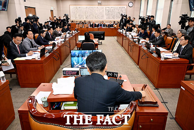 피고인이 대통령에 당선될 경우 진행 중인 재판을 정지할 수 있도록 한 형사소송법 개정안이 7일 국회 법제사법위원회 법안심사소위원회를 통과했다. /국회=배정한 기자