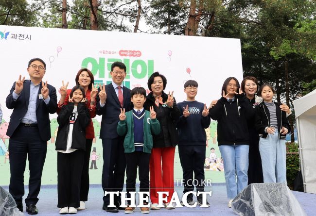 신계용 시장(가운데)이 어린이 축제 기념식에서 어린이들과 기념 촬영하고 있다. /과천시