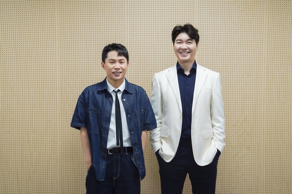 방송인 양세형(왼쪽) 박수홍이 7일 오전 10시 서울 금천구 TV조선 가산동 스튜디오에서 열린 우리 아기가 태어났어요 기자간담회에 참석해 포즈를 취하고 있다. /TV조선