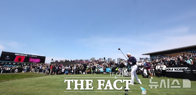 LIV 골프 코리아 1라운드 경기가 열린 2일 인천 연수구 잭니클라우스CC 1번홀에서 갤러리들이 존 람의 티샷을 지켜보고 있다./인천=뉴시스
