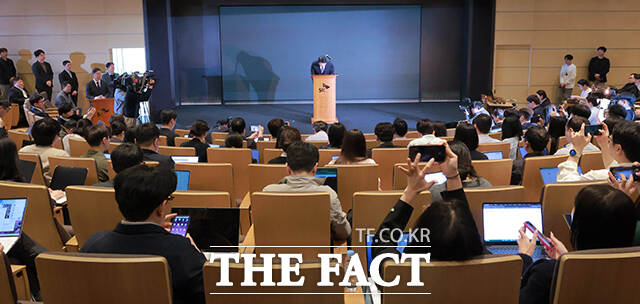 최태원 SK그룹 회장은 이날 SK텔레콤의 해킹 사고에 대해 고객분들과 국민들께 불안과 불편을 초래했다며 SK그룹을 대표해 사과드린다며 고개 숙였다.