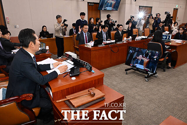 피고인이 대통령에 당선됐을 경우 재판을 정지하는 내용의 형사소송법 개정안과 내란 특검법, 김건희 특검법, 채상병 특검법이 7일 국회 법제사법위원회 법안심사소위를 통과했다. /배정한 기자