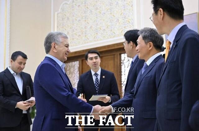 지난 1일 우즈베키스탄 우르겐치공항 내 VIP실에서 진행된 우즈베키스탄 대통령 면담 및 사업설명회에서 이학재 인천국제공항공사 사장(오른쪽 두 번째)이 우즈베키스탄 삽카드 미르지요예프 대통령(왼쪽에서 두 번째)과 악수를 하고 있다./인천공항공사