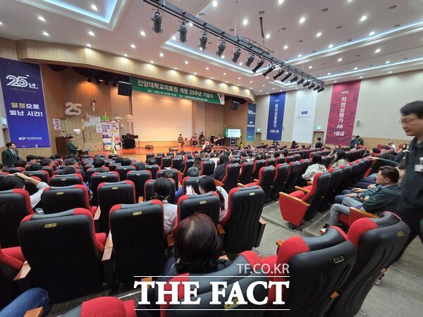 건양대병원이 개원 25주년을 맞아 7일 암센터 대강당에서 기념식을 개최했다. /건양대병원