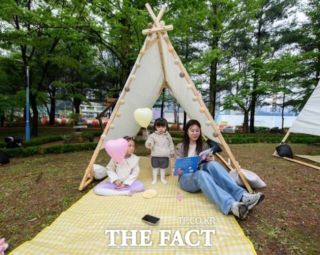 어린이 축제 돗자리 프로그램에 참여한 시민들 /과천시