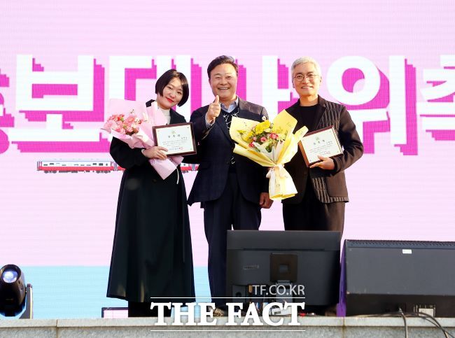 김성제 의왕시장(가운데)이 지난 3일 열린 의왕어린이철도축제에서 배우 조재윤(오른쪽), 김현숙을 의왕시 홍보대사로 위촉했다. /의왕시