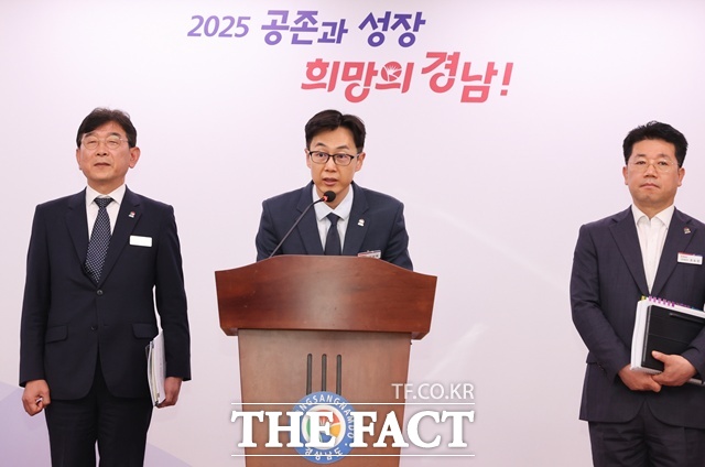 김상원 경남도 관광개발국장이 해양레저 관광을 활성화 브리핑을 하고 있다. /경남도