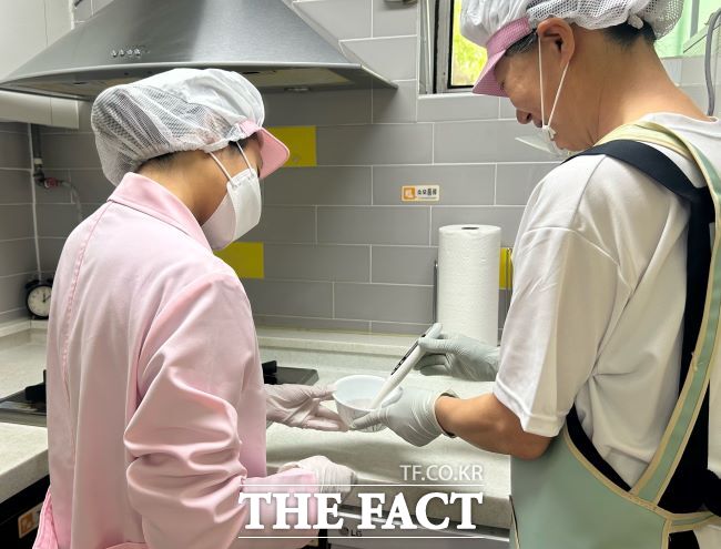 어린이 급식시설에서 염도를 측정하고 있다./안양시