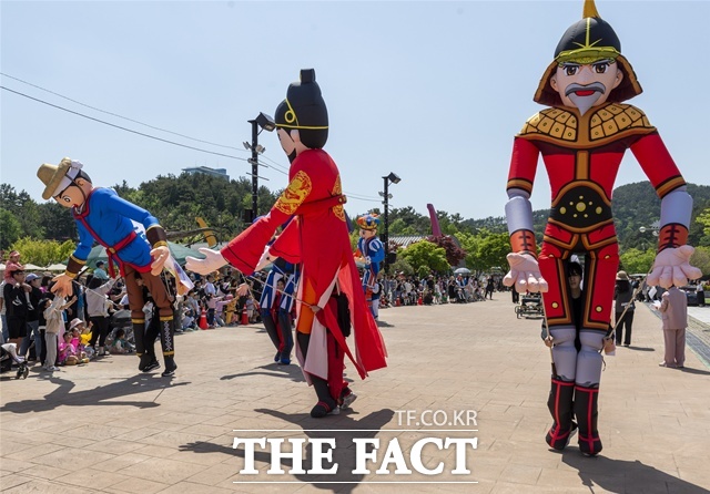오는 18일까지 진행되는 봄소풍 가자 프로그램에서는 매주 주말, 가족과 어린이를 위한 공연과 체험 행사들이 당항포 곳곳에서 펼쳐지고 있다./고성군
