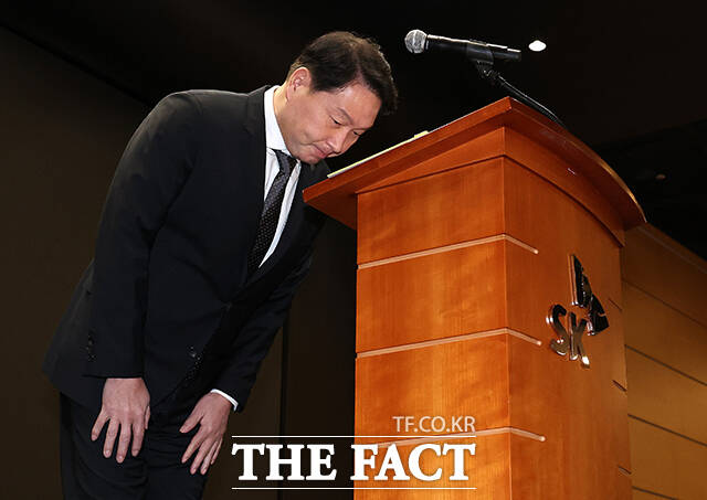 최태원 SK그룹 회장이 7일 오전 서울 중구 SK텔레콤 T타워 SUPEX홀에서 SK텔레콤의 해킹 사고와 관련해 대국민 사과를 하고 있다. /남윤호 기자