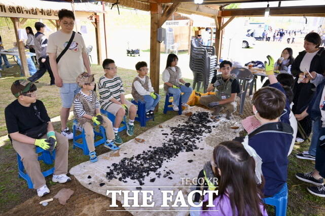 제17회 공주 석장리 구석기 축제가 공주 석장리박물관에서 열린가운데 어린이 관람객들이 각종 체험을 하고 있다. /공주시