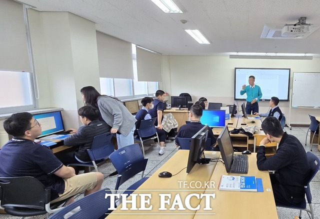 대전시교육청이 KT와 협력해 고등학교 특수학급 학생을 대상으로 ITQ 자격취득 지원 교육을 진행하고 있다. /대전시교육청