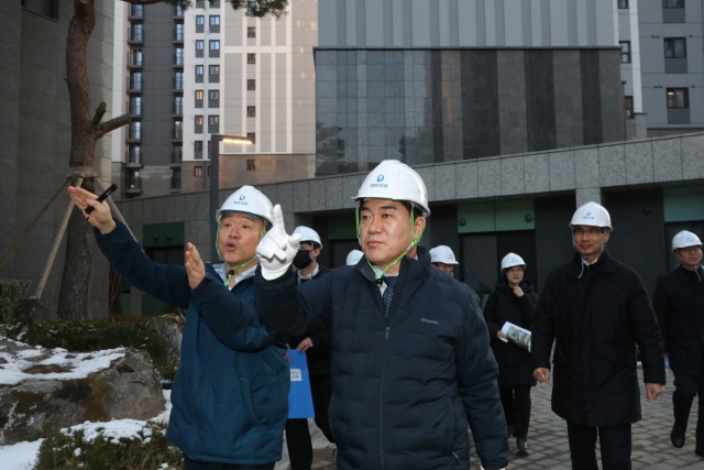 지난 3월 박준희 관악구청장이 신림3구역 아파트 단지 내 시설을 점검하고 있다. /관악구