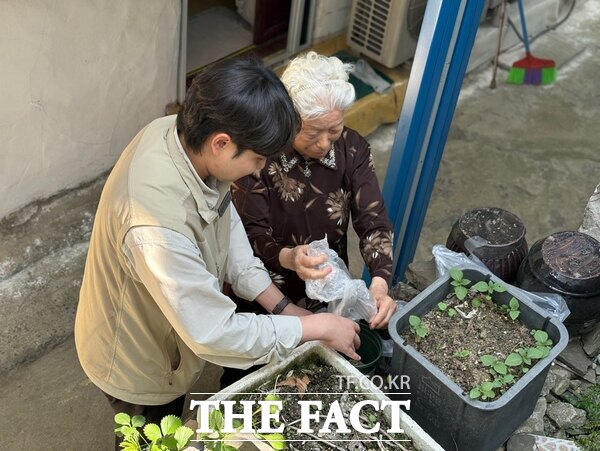 대덕구노인종합복지관은 올해 민관협력 돌봄체계 활성화 사업을 진행하며 민·관의 다양한 자원을 지역 특성에 맞게 활용해 지역사회통합돌봄 서비스 연계 및 제공하고 있다. 사진은 채소 키우기로 직접 방문 서비스를 제공하고 있는 모습./대덕구노인종합복지관