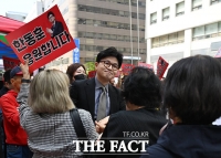  선거캠프 해단식 앞서 지지자들 만난 한동훈 [TF사진관]