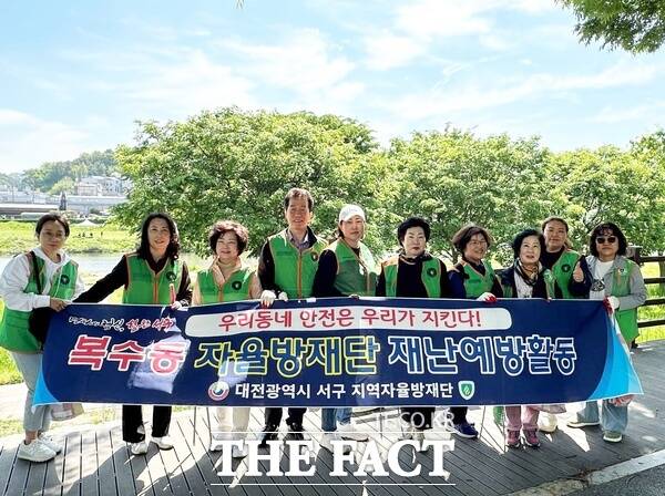 대전 서구 복수동 지역자율방재단은 7일 복수동 유등로 일원 배수 취약지역에 쌓인 쓰레기와 담배꽁초를 치우는 등 빗물받이를 정비했다. /대전 서구