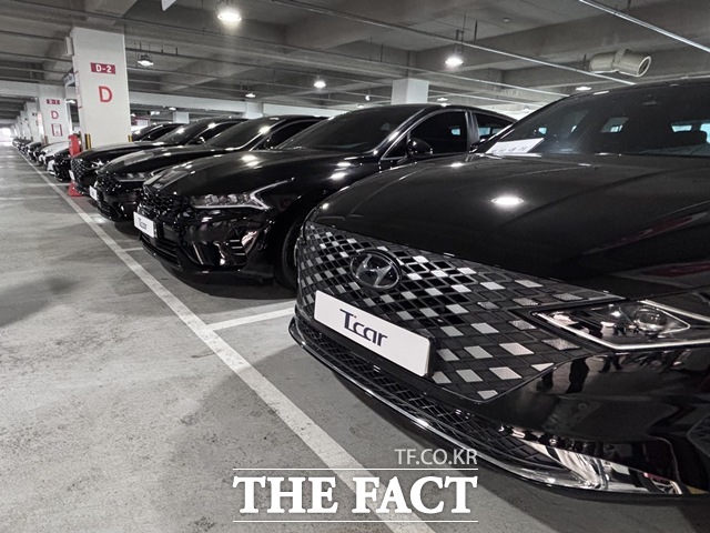 지난 8일 오전 경기 부천 티카 매매센터 5층 전시장에 줄지어 전시된 차량들. 전시 차량의 약 70∼80%가 현대차·기아차로 구성돼 있으며 번호판 대신 티카(TCAR) 브랜드명이 부착돼 있다. /황지향 기자