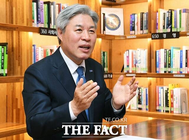 서왕진 조국혁신당 의원이 당 신임 원내대표로 선출됐다. /배정한 기자