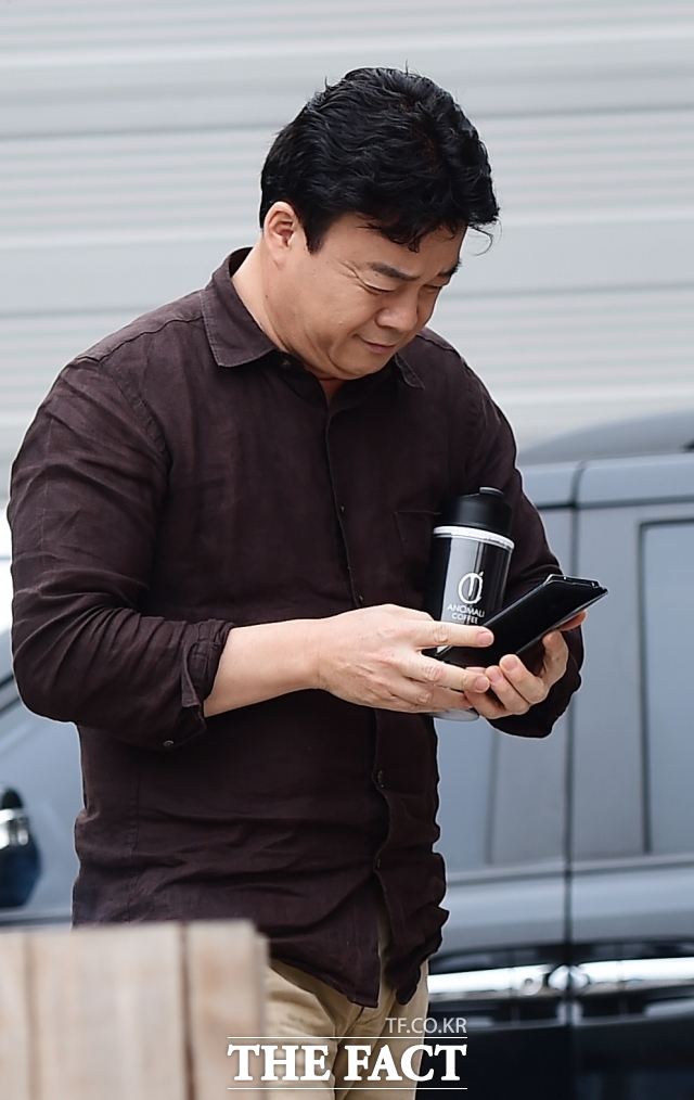 더본코리아는 백 대표가 지분 60%를 보유한 사실상 절대적 오너회사다. 외식업계 관계자 사이에서는 그동안 백 대표가 본사업보다 지나치게 방송과 대외 활동에 집중한다는 뒷말이 많았다. /더팩트 DB