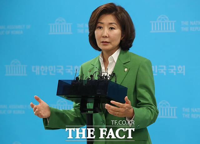 나경원 국민의힘 의원이 8일 사회관계망서비스(SNS)에 올린 글에서 단일화 싸움만 하는 당의 상황이 참으로 참담하다라고 밝혔다. /박헌우 기자