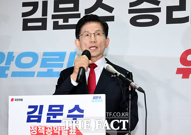 김문수 국민의힘 대선 후보가 8일 법원에 대통령 후보자 지위 인정 가처분 신청서를 제출했다고 밝혔다. 김문수 국민의힘 대통령 후보가 8일 오전 서울 여의도 자신의 캠프 사무실에서 단일화 관련 긴급 기자회견을 하고 있다. /배정한 기자