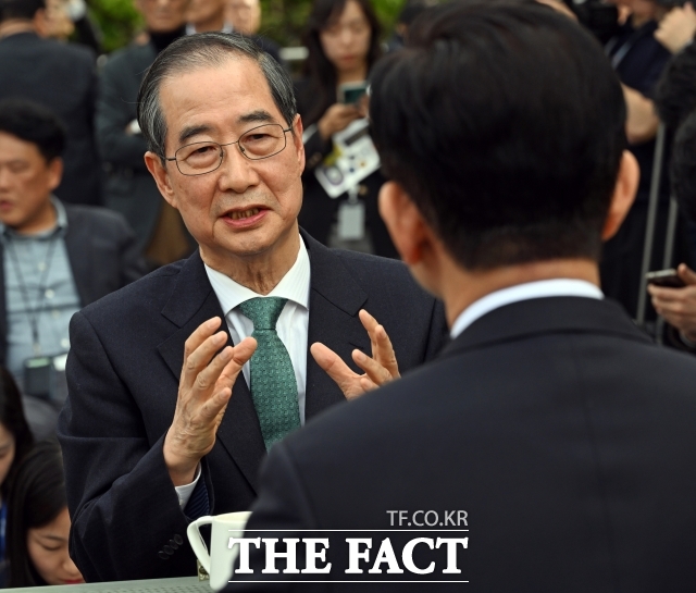 한덕수 무소속 대선 예비후보가 2차 단일화 회동에서 김문수 국민의힘 후보에게 11일 전 단일화를 촉구했지만 통하지 않았다. 한 후보는 회동 이후 기자들과 만나 단일화 불발 시 김 후보를 돕겠다는 뜻을 내비쳤다. 이에 한 후보가 선거 비용 등 현실을 고려하고 있다는 해석이 나온다. /배정한 기자