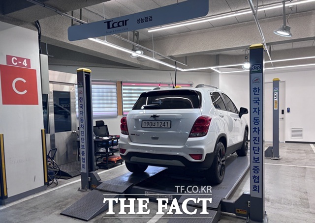 입고된 차량이 상품화 대상 적합 여부를 판단 받는 품질 검사 구역. 한국자동차진단보증협회 인증 장비를 통해 법정 성능 점검도 함께 수행된다. /황지향 기자