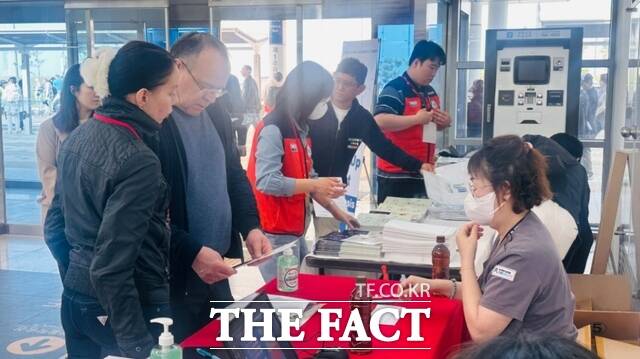 크루즈 관광객들이 인천 국제바로병원 고밀도 검사 체험을 하고 있다./인천관광공사