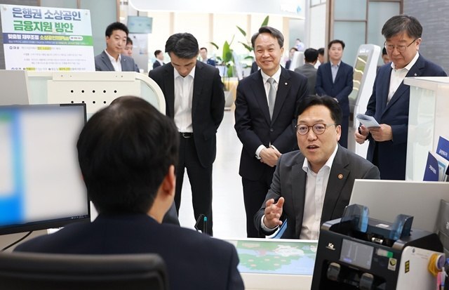 김병환 금융위원장이 8일 오후 서울 중구 신한은행 본점 영업부를 방문해 진옥동 신한금융그룹 회장, 이재연 서민금융진흥원장, 이태훈 은행연합회 전무 등과 함께 은행권 소상공인 금융지원 방안의 시행 현장을 점검하고 있다. /금융위원회