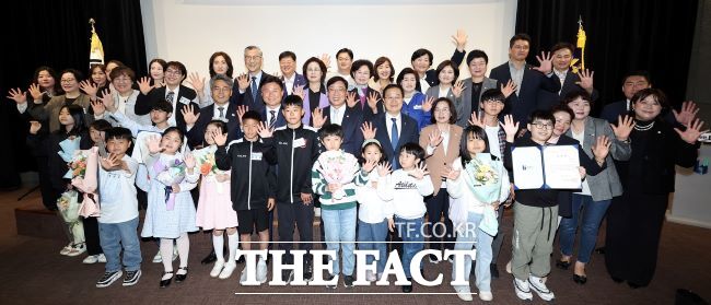 어린이날 모범 어린이로 선정된 어린이 12명과 관계자들이 기념 촬영하고 있다./부천시