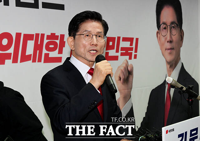 김문수 국민의힘 대통령 후보가 8일 오전 서울 여의도 자신의 캠프 사무실에서 단일화 관련 긴급 기자회견을 하고 있다. /배정한 기자