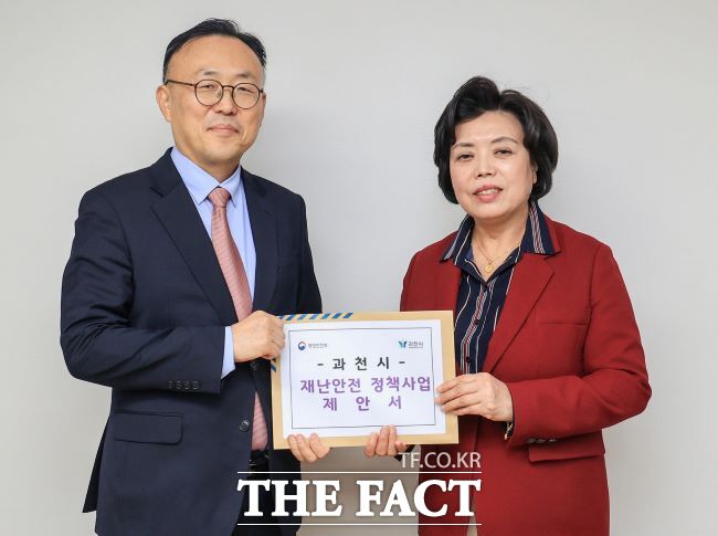 지난 7일 정부서울청사에서 신계용 과천시장(오른쪽)이 이한경 행안부 재난안전관리 본부장에게 과천시 재난안전 현안 사항을 전달하고 있다./과천시