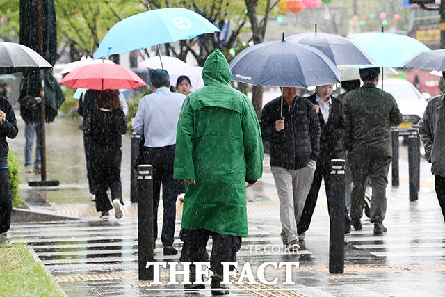 9일 새벽부터 제주도 등에서 비가 시작돼 전국 대부분 지역으로 확대되면서 주말까지 이어지겠다. /서예원 기자