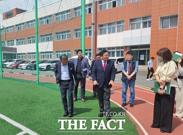 송인석 대전시의회 의원(국민의힘, 동구1, 산업건설위원장)이 7일 관내 교육시설을 잇따라 방문해 학교 시설을 점검하고 시설 개선 관련 건의사항을 청취하는 등 현장 중심 의정활동을 펼쳤다. 사진은 계룡디지텍고등학교를 운동장 상태를 확인하고 있는 모습 /대전시의회