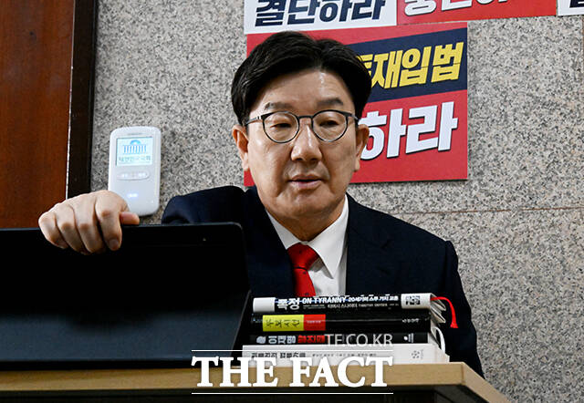 권성동 국민의힘 원내대표가 8일 국회에서 열린 의원총회에서 김문수 당 대선 후보와 한덕수 무소속 대선 예비후보를 향해 단일화 합의안을 도출해 달라고 부탁했다. /배정한 기