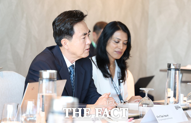 언더2연합 아시아·태평양 지역 의장으로 아시아 기후행동 정상회의 참가를 위해 싱가포르를 출장 중인 김 지사가 8일 만다린 오리엔탈 호텔에서 열린 에너지 효율 향상 EP100 원탁회의에 참석해 주제발언을 하고 있다. /충남도