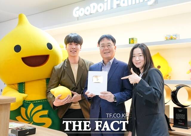 이영호 에쓰오일 영업전략부문장(오른쪽에서 두번째)가 유튜브 구독자 10만명 달성을 의미하는 실버버튼을 들고 기념촬영을 하고 있다. /에쓰오일