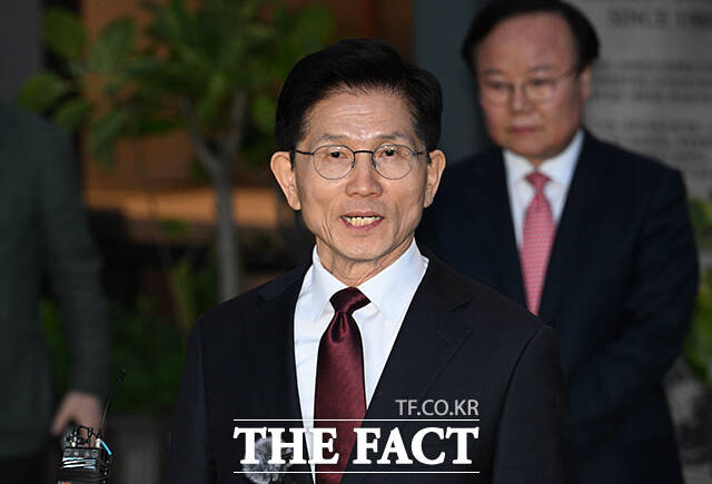 김문수 국민의힘 대선 후보가 8일 오전 8시 30분 여의도 선거 캠프 사무실에서 긴급 기자회견을 연다.김 후보는 이날 회견에서 국민의힘 지도부가 전날 예고한 단일화 로드맵 등에 대한 본인의 입장을 밝힐 것으로 전망된다. /박헌우 기자