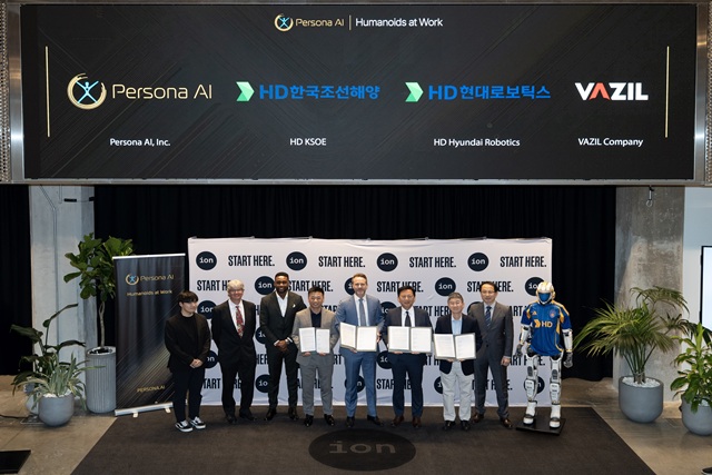 HD한국조선해양, HD현대로보틱스가 최근 미국 휴스턴에서 페르소나 AI, 바질컴퍼니와 조선 용접용 휴머노이드 개발을 위한 업무협약(MOU)을 체결했다고 8일 밝혔다. 오른쪽 두 번째부터 송영훈 HD현대로보틱스 솔루션부문장, 이동주 HD한국조선해양 제조혁신랩 부문장, 닉 래드포드(Nicolaus Radford) 페르소나 AI CEO, 김성원 바질컴퍼니 CTO. /HD현대