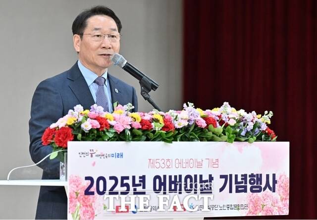 유정복 인천시장이 8일 인천노인종합문화회관에서 열린 제53회 어버이날 기념 2025년 어버이날 기념식에서 축사를 하고 있다. /인천시