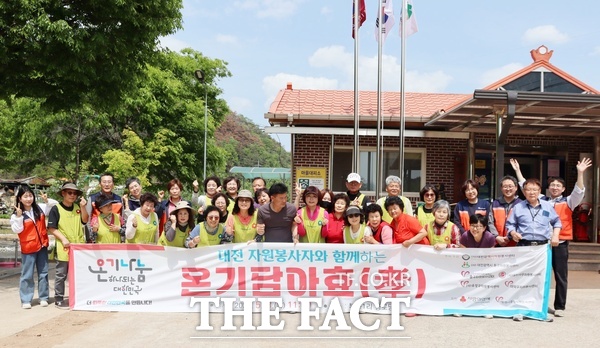 대전시자원봉사센터는 8일 경북 청송군 산불 피해 주민을 대상으로 대전시자원봉사센터와 유성구자원봉사센터, 유성구 자원봉사협의회와 함께 어버이날 행사 온기담아효(孝)를 개최했다. /대전시자원봉사센터