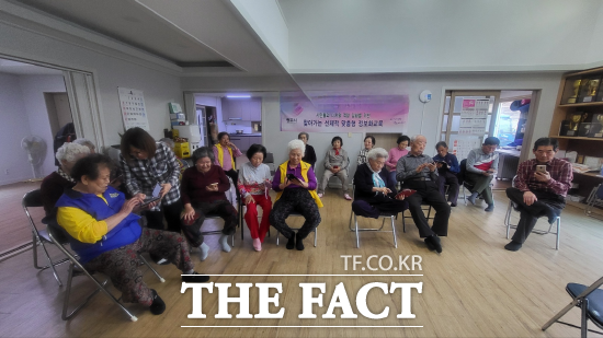 광주시가 노년층 주민들을 대상으로 찾아가는 맞춤형 정보화교육 실시하고 있다./광주시