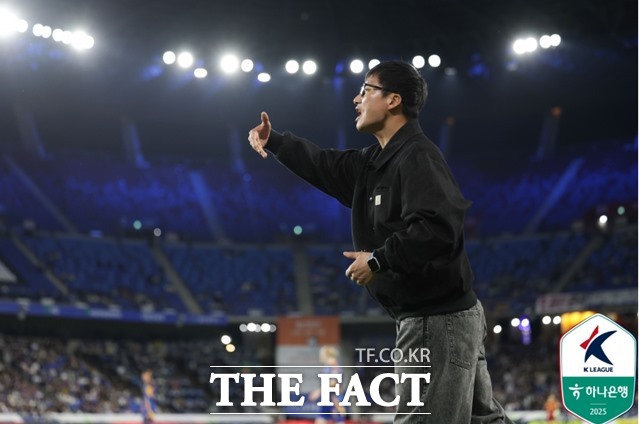 광주FC 이정효 감독이 지난 5일 김천상무전에서 그라운드 폭주로 물의를 빚고 있는 가운데 전북현대와 주말 홈 경기를 펼친다./K리그