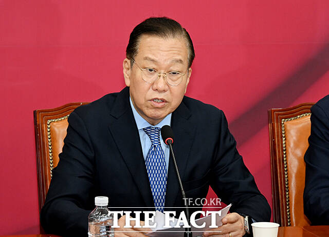 국민의힘이 8일 김문수 당 대선 후보를 향한 단일화 압박 수위를 높였다. 권영세 비상대책위원장은 필요하면 결단도 낼 수 있다고 예고하기까지 했다. /국회=배정한 기자