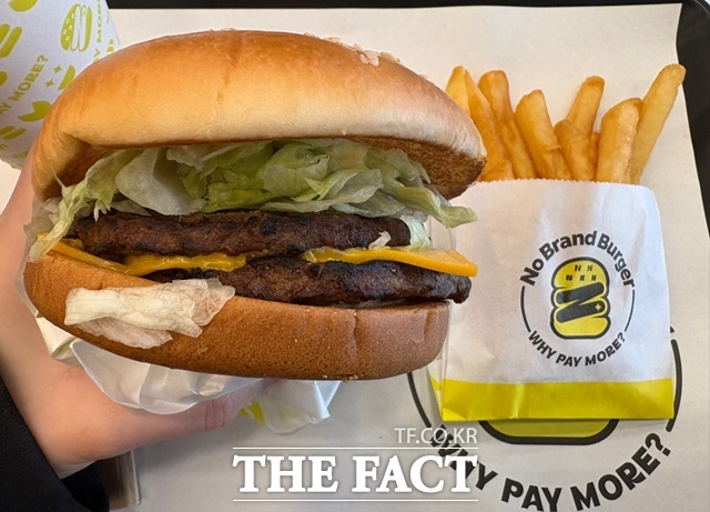 노브랜드 버거의 신메뉴 NBB 어메이징 더블 버거는 업계 더블 패티 버거 대비 패티 중량을 30% 더 넣은 쇠고기 버거다. /문화영 기자